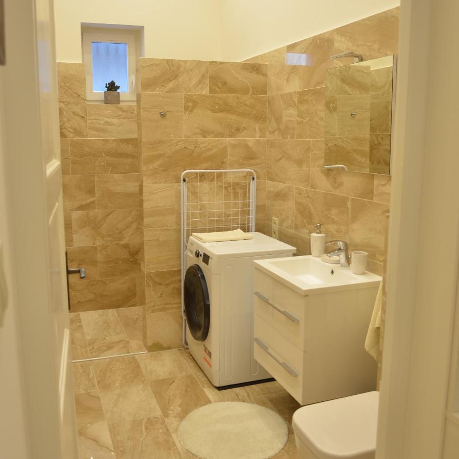 Elegant Apartman Eger Esterno foto